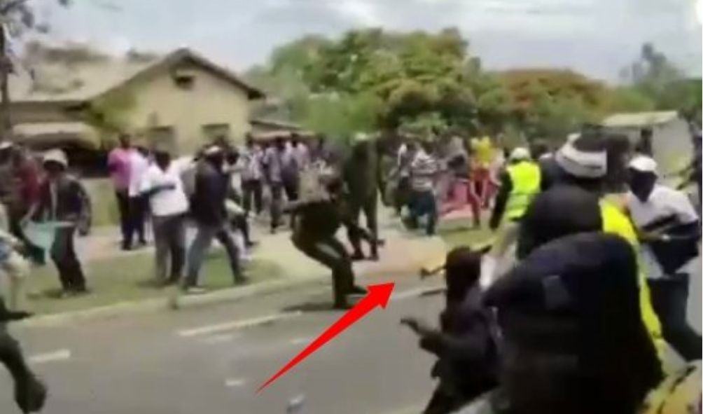 Azimio protesters run away with police roadblock mounted on State House road