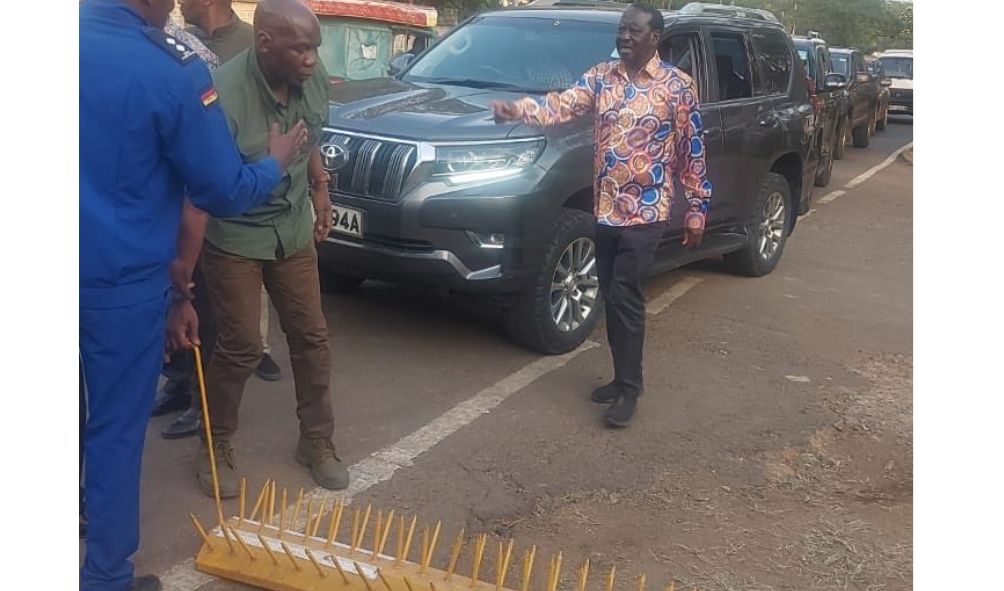 Raila angrily confronts police for blocking his motorcade along State House road