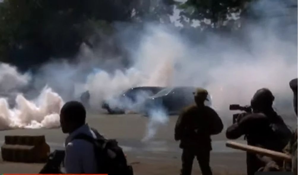 Police teargas Raila’s entourage in Nairobi