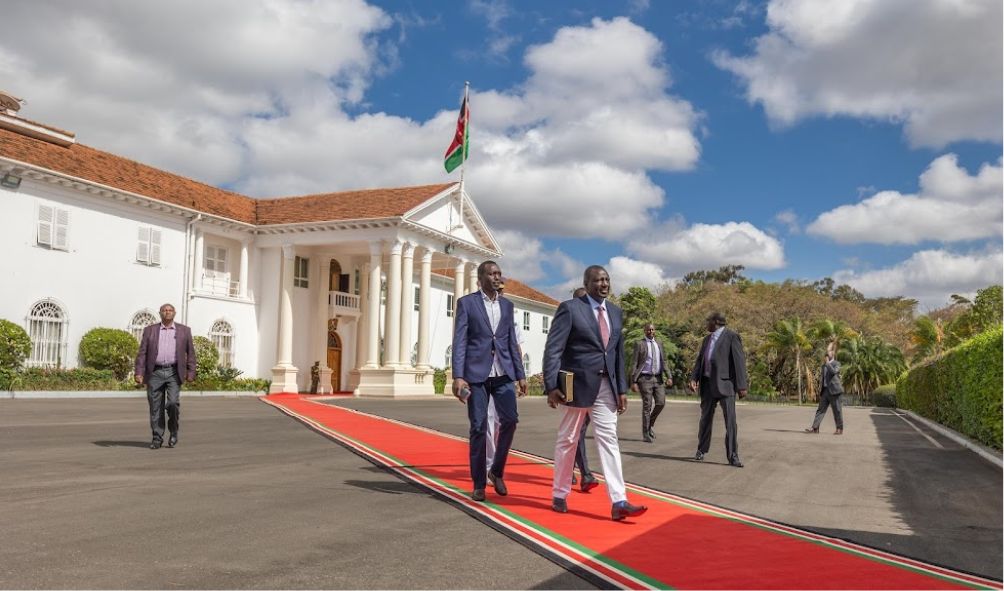 Ruto breaks State House security protocol, explains the reason