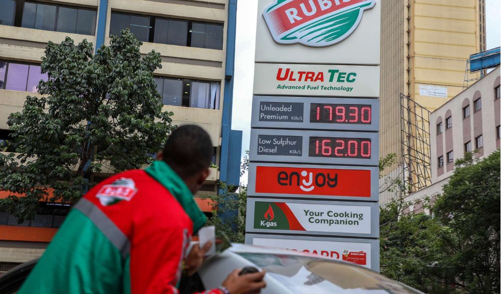 Oil dealers in talks to shift foreign exchange losses to customers