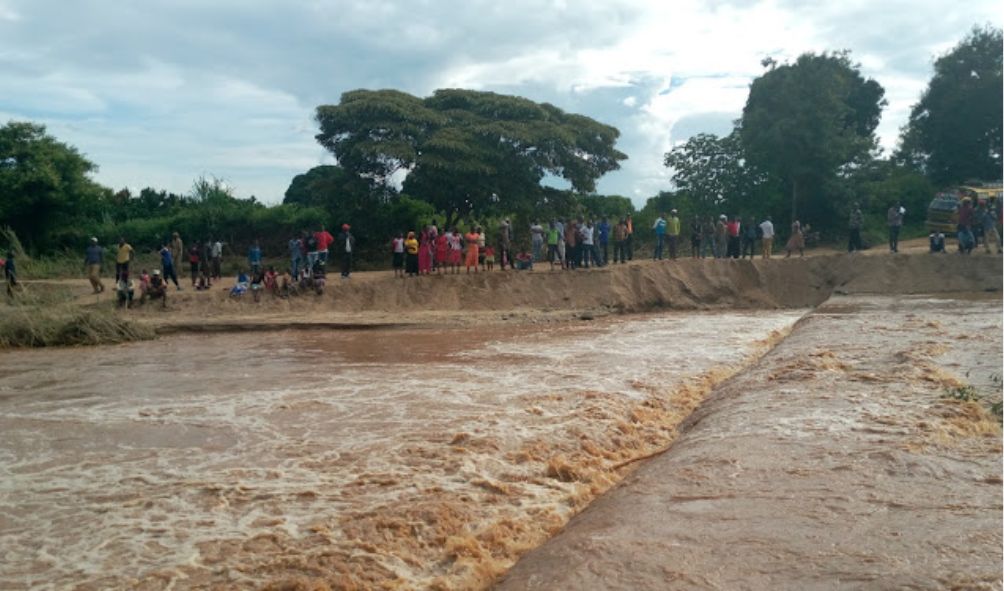 Pastor swept by floods as he attempts to cross an overflooded river in Makueni