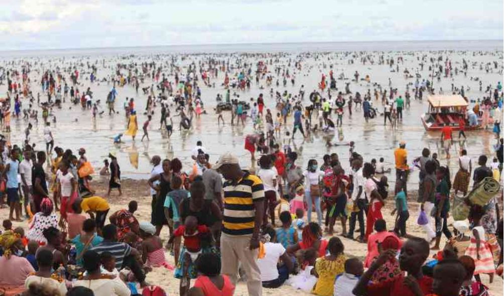 Government bans alcohol in all public beaches during the Christmas season