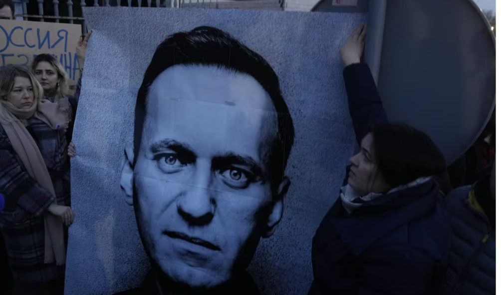 Mother of Russias opposition, Alexei Navalny defies secret burial, demands body