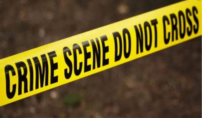 Residents kill a man accussed of chopped off his wife's head before fleeing with it