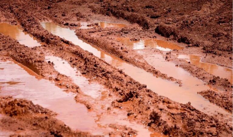 Gatundu residents fundraise to rehabilitate poor road
