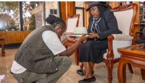 Emotions as Winnie hands over Raila’s iconic white fedora to Mama Ida