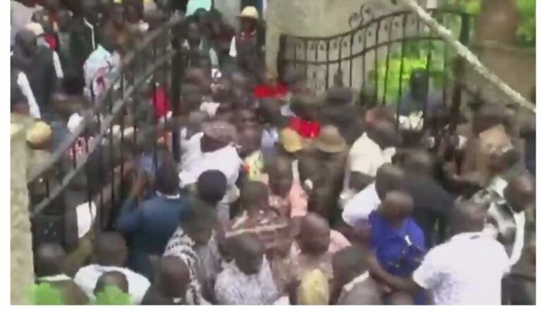 Mourners force their way into Raila's Opoda Farm