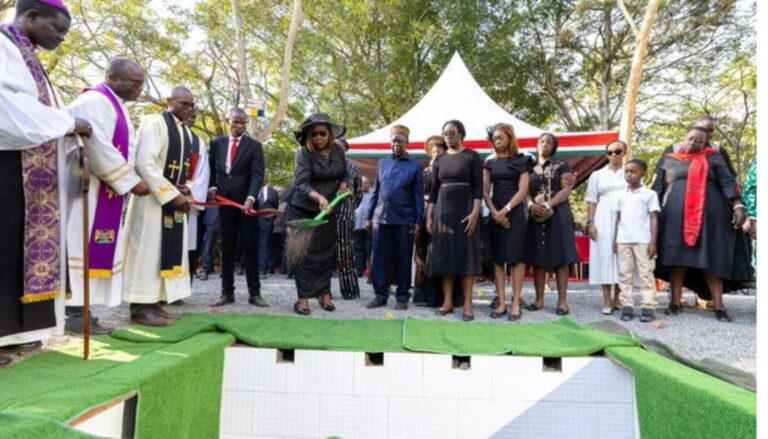 mourners storm Raila’s grave, destroy wreaths moments after burial