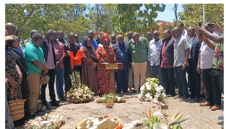 Uhuru visits Odinga family a day after Raila’s burial