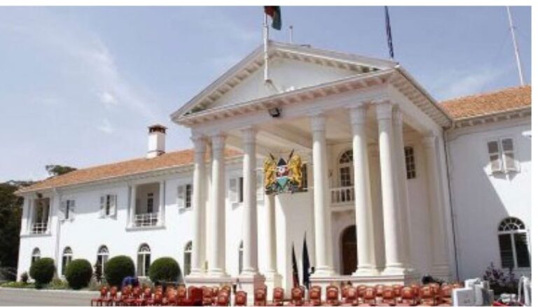 State House official, MC Mike Gitonga confronts drunk driver in unusual roadside encounter.