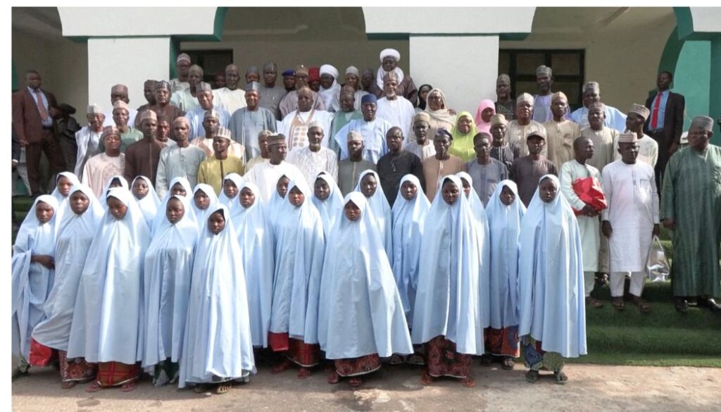 Nigerian authorities have secured the release of 100 kidnapped schoolchildren taken by gunmen from a Catholic school last month,