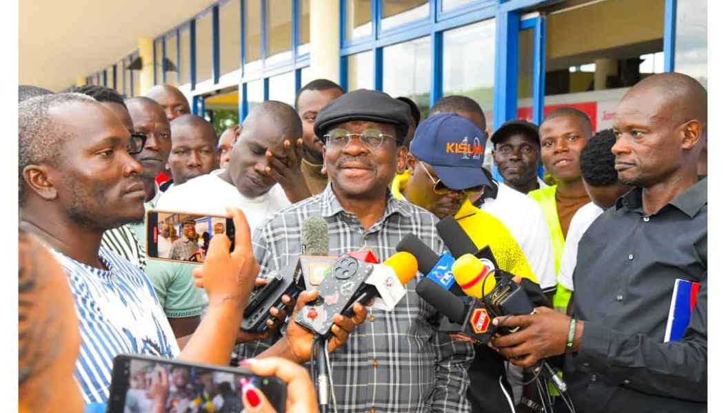 Siaya Governor James Orengo, in a rare spectacle, defended Senator Oburu Oginga over claims that he was involved in the 'sale' of ODM to President William Ruto. 