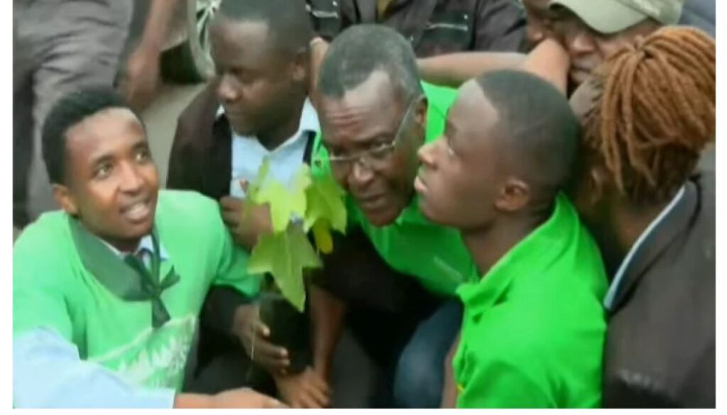 Former Chief Justice David Maraga has been arrested outside the Nairobi National Park along Lang’ata Road. 